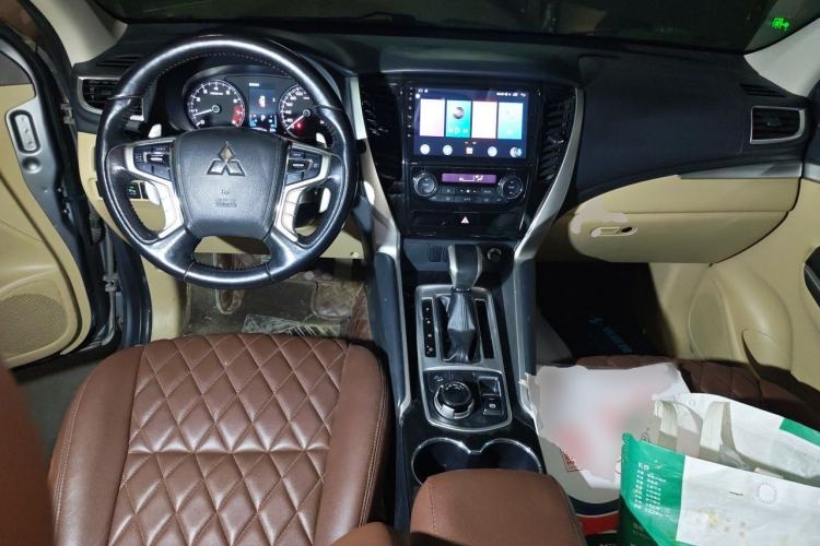 Used Mitsubishi Pajero Sport  Center Console
