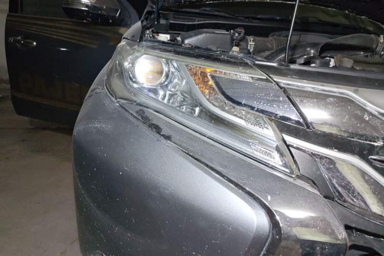 Used Mitsubishi Pajero Sport  Right Front Headlight