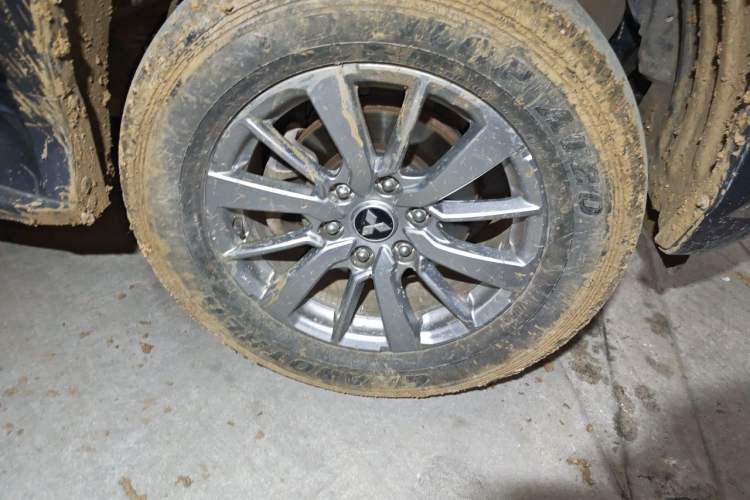 Used Mitsubishi Pajero Sport  Right Front Wheel Hub