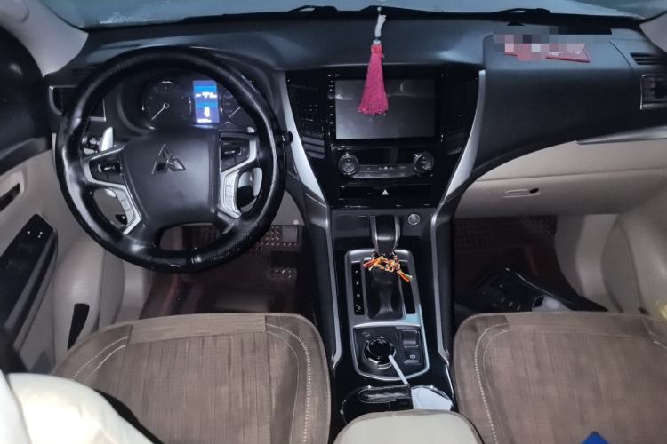 Used Mitsubishi Pajero Sport  Center Console