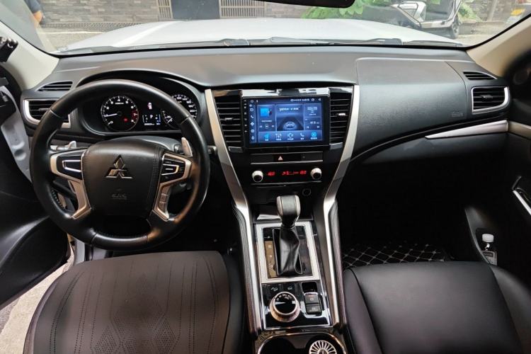 Used Mitsubishi Pajero Sport  Center Console