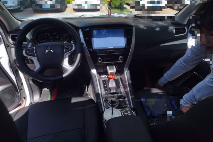 Used Mitsubishi Pajero Sport  Center Console