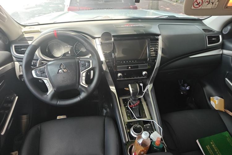 Used Mitsubishi Pajero Sport  Center Console