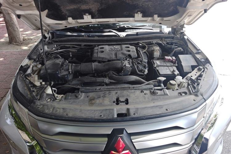 Used Mitsubishi Pajero Sport  Engine Bay