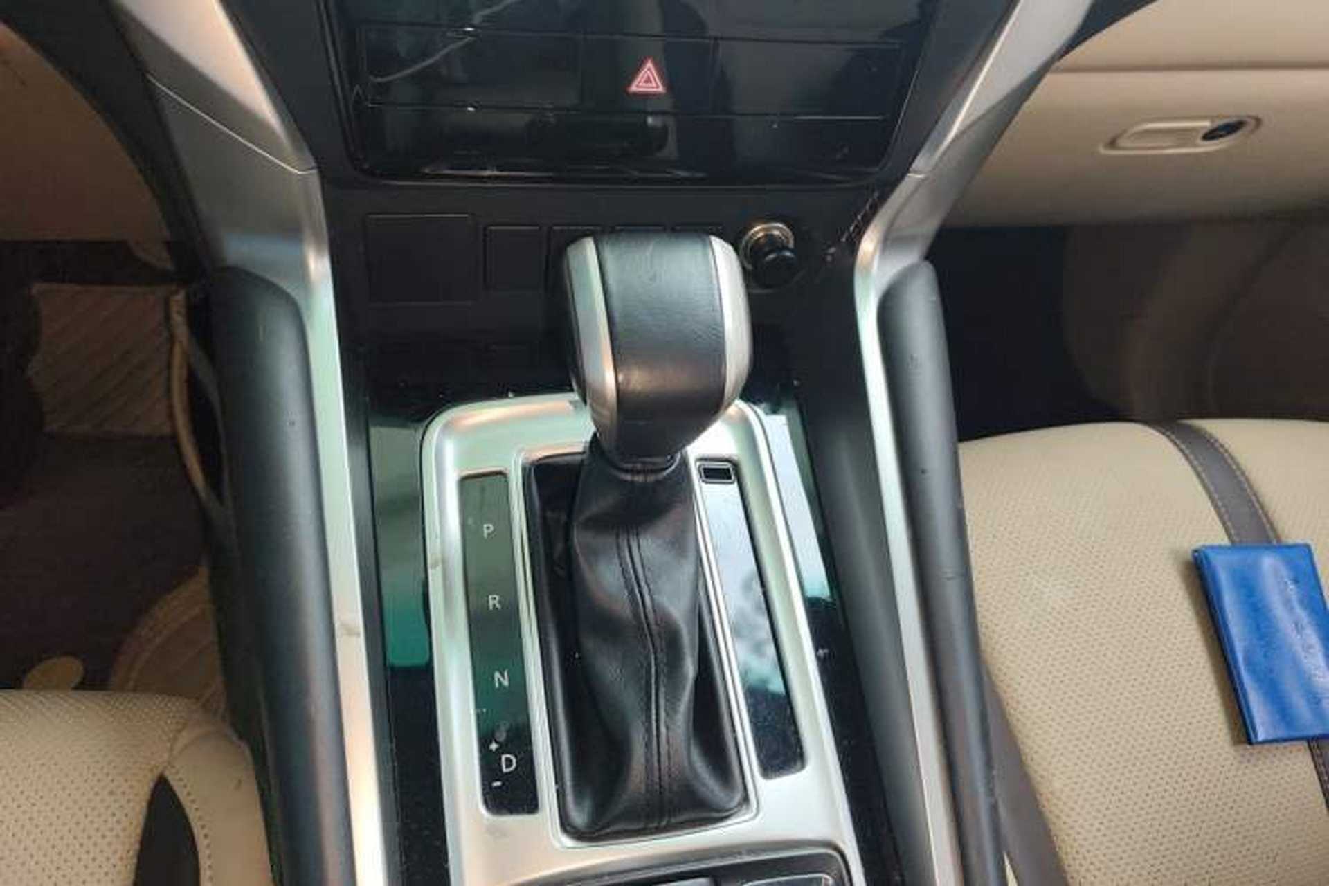 Used Mitsubishi Pajero Sport 2019 3.0L Standard Edition Gear Lever