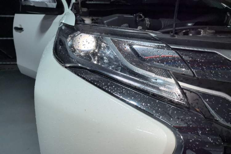 Used Mitsubishi Pajero Sport  Right Front Headlight