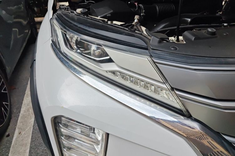 Used Mitsubishi Pajero Sport  Right Front Headlight
