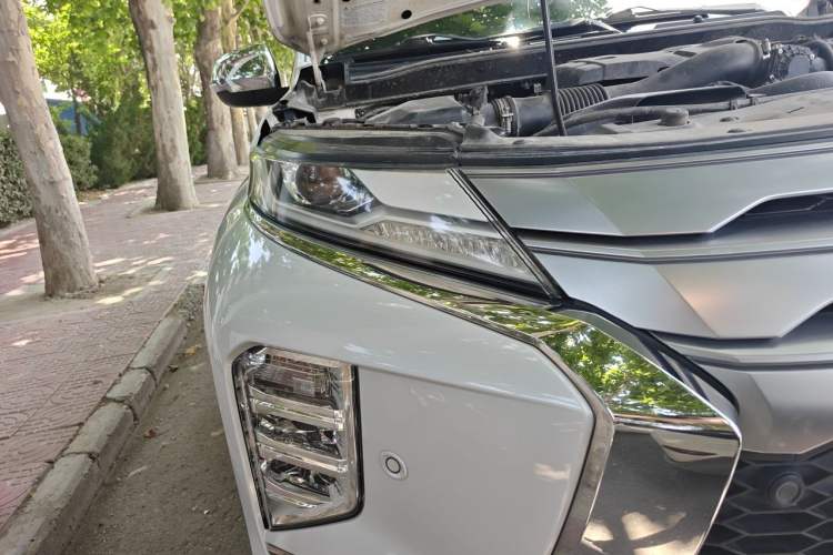 Used Mitsubishi Pajero Sport  Right Front Headlight