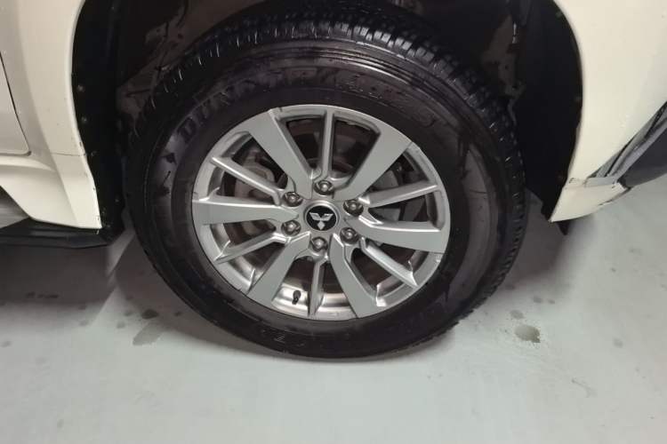 Used Mitsubishi Pajero Sport  Right Front Wheel Hub