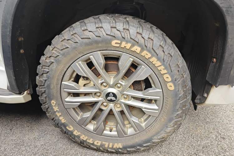 Used Mitsubishi Pajero Sport  Right Front Wheel Hub