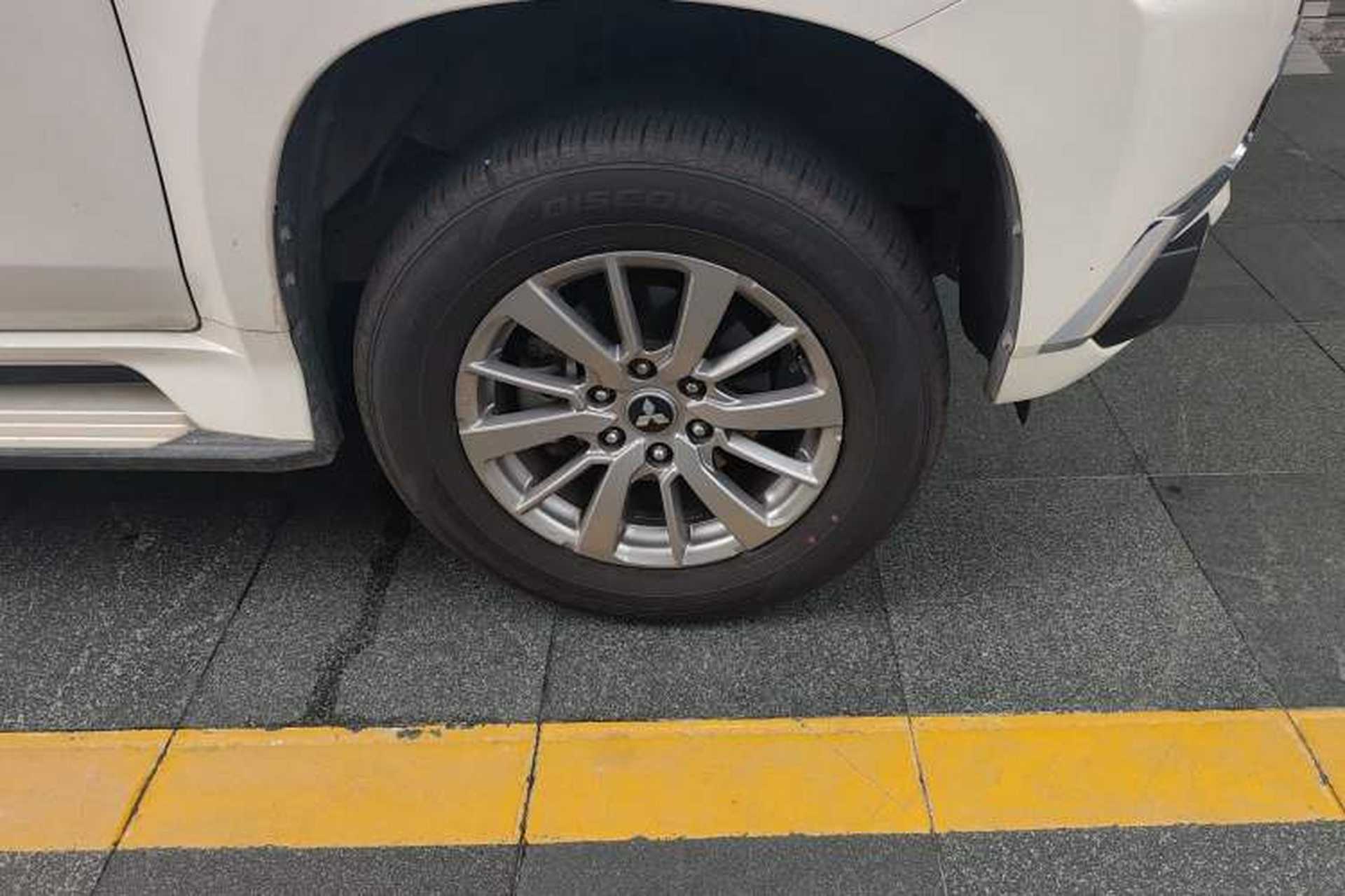 Used Mitsubishi Pajero Sport 2019 3.0L Standard Edition Right Front Wheel Hub