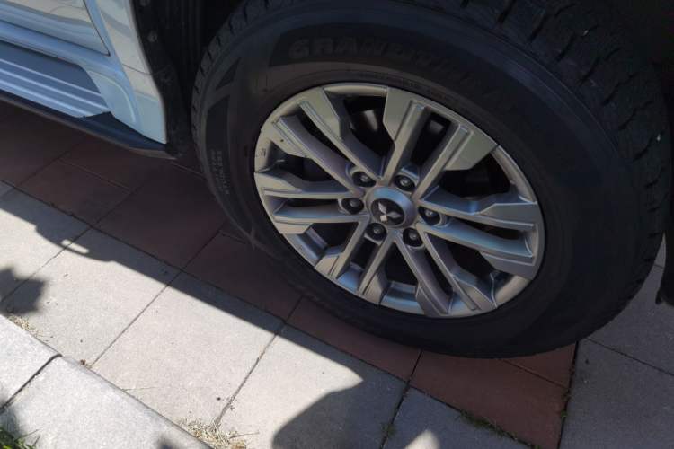 Used Mitsubishi Pajero Sport  Right Front Wheel Hub