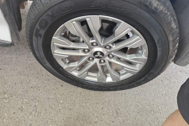 Used Mitsubishi Pajero Sport  Right Front Wheel Hub