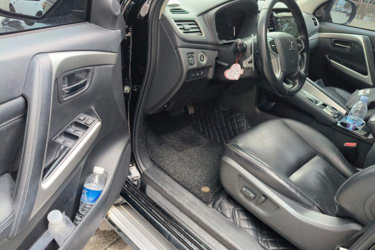 Used Mitsubishi Pajero Sport 2020 3.0L Luxury Edition Interior 3