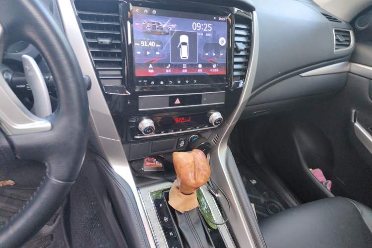 Used Mitsubishi Pajero Sport 2020 3.0L Luxury Edition Audio And AC Panel