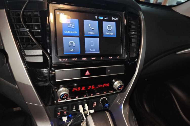 Used Mitsubishi Pajero Sport 2020 3.0L Luxury Edition Audio And AC Panel
