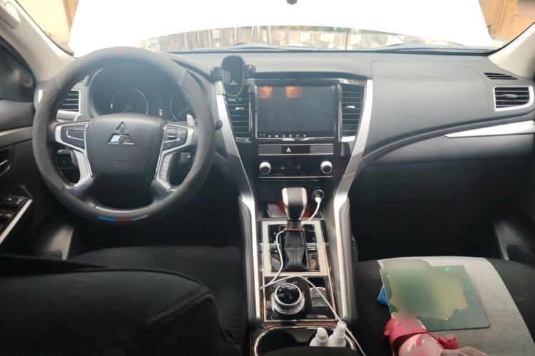 Used Mitsubishi Pajero Sport  Center Console