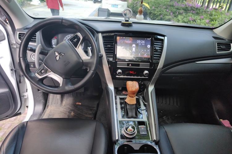 Used Mitsubishi Pajero Sport 2020 3.0L Luxury Edition Center Console