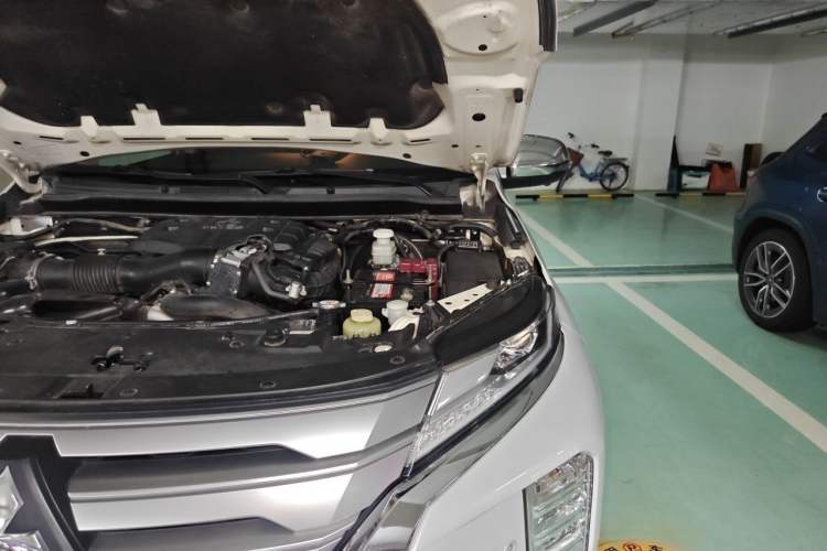 Used Mitsubishi Pajero Sport 2020 3.0L Luxury Edition Engine Bay Left