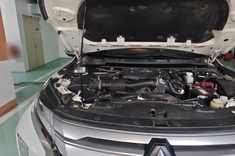Used Mitsubishi Pajero Sport 2020 3.0L Luxury Edition Engine Bay Right
