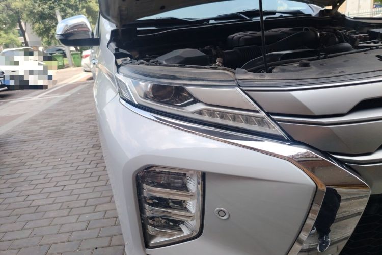 Used Mitsubishi Pajero Sport  Right Front Headlight