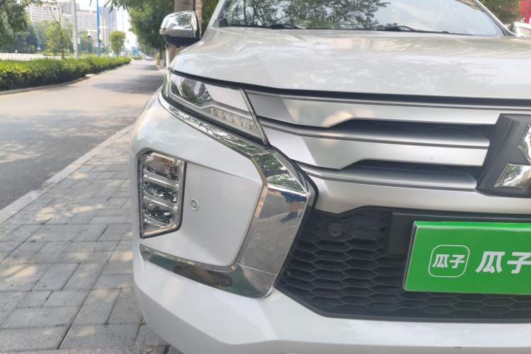 Used Mitsubishi Pajero Sport 2020 3.0L Luxury Edition Right Front Headlight