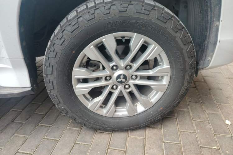 Used Mitsubishi Pajero Sport  Right Front Wheel Hub
