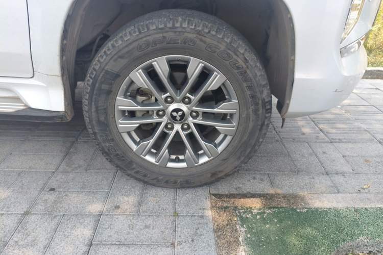 Used Mitsubishi Pajero Sport 2020 3.0L Luxury Edition Right Front Wheel Hub