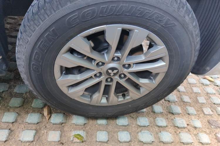Used Mitsubishi Pajero Sport 2020 3.0L Luxury Edition Right Front Wheel Hub