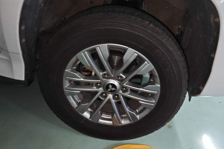 Used Mitsubishi Pajero Sport 2020 3.0L Luxury Edition Right Front Wheel Hub