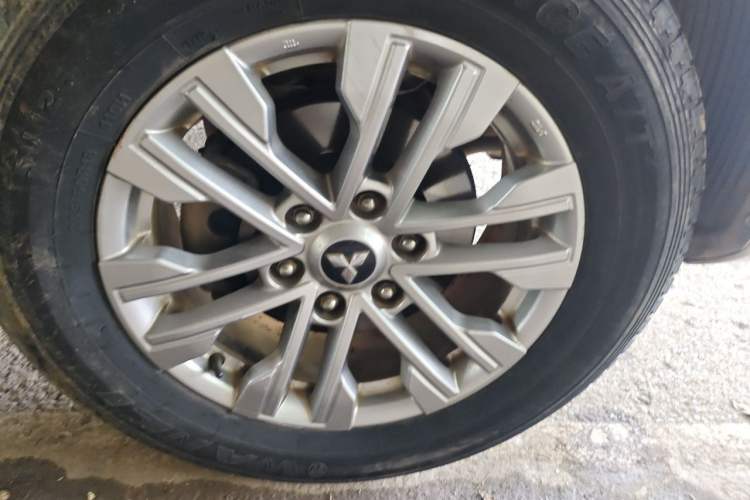 Used Mitsubishi Pajero Sport 2020 3.0L Executive Edition Right Front Wheel Hub