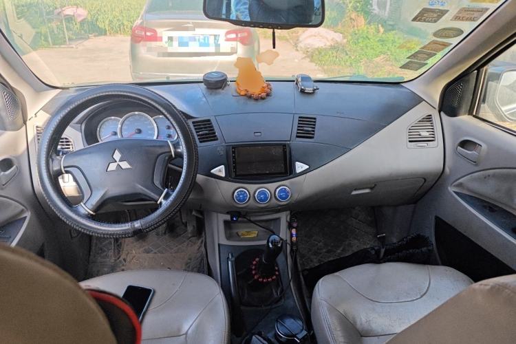 Used Mitsubishi Zinger 2010 2.0L Manual Transmission Luxury Version Center Console
