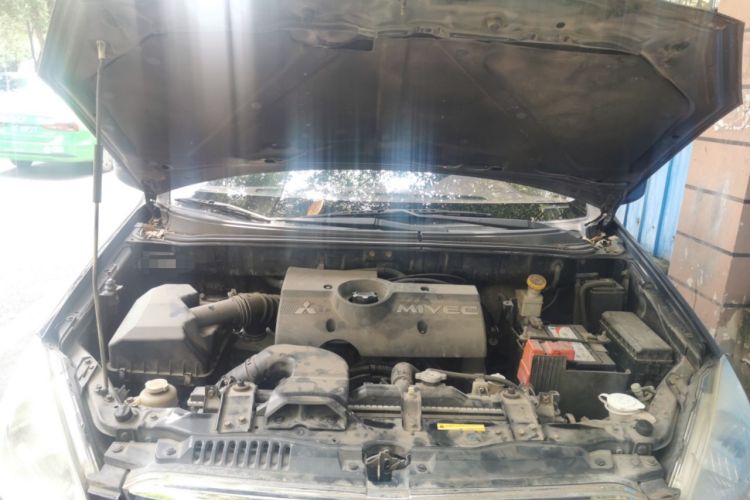 Used Mitsubishi Zinger 2010 2.0L Automatic Luxury Version Engine Bay