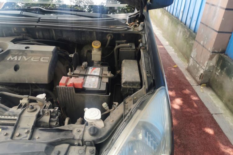 Used Mitsubishi Zinger 2010 2.0L Automatic Luxury Version Engine Bay Left