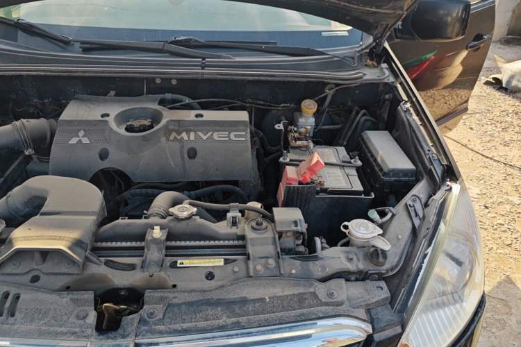 Used Mitsubishi Zinger 2010 2.0L Manual Transmission Luxury Version Engine Bay Left