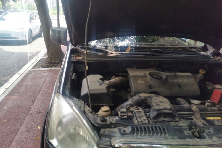 Used Mitsubishi Zinger 2010 2.0L Automatic Luxury Version Engine Bay Right