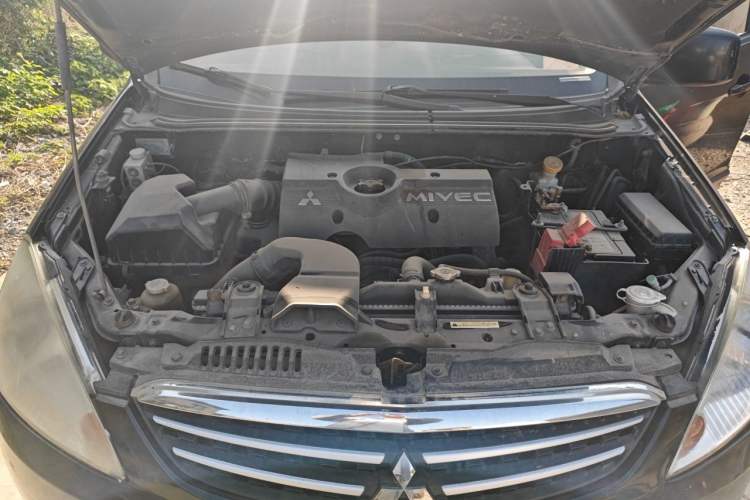 Used Mitsubishi Zinger 2010 2.0L Manual Transmission Luxury Version Engine Bay