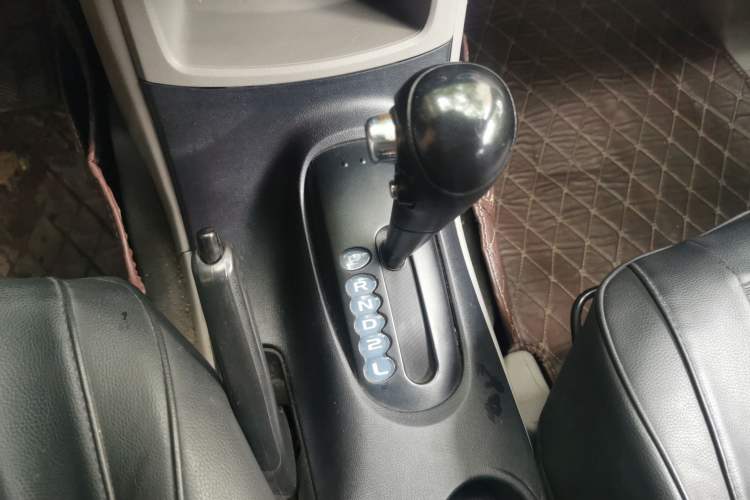 Used Mitsubishi Zinger 2010 2.0L Automatic Luxury Version Gear Lever