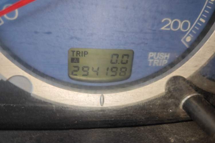 Used Mitsubishi Zinger 2010 2.0L Manual Transmission Luxury Version Odometer Close Up