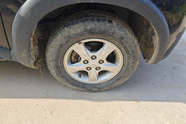 Used Mitsubishi Zinger 2010 2.0L Manual Transmission Luxury Version Right Front Wheel Hub