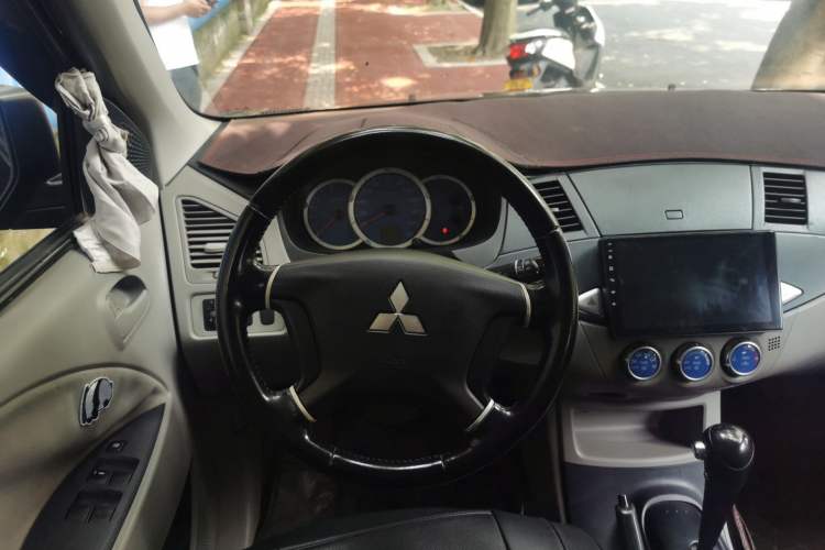 Used Mitsubishi Zinger 2010 2.0L Automatic Luxury Version Steering Wheel