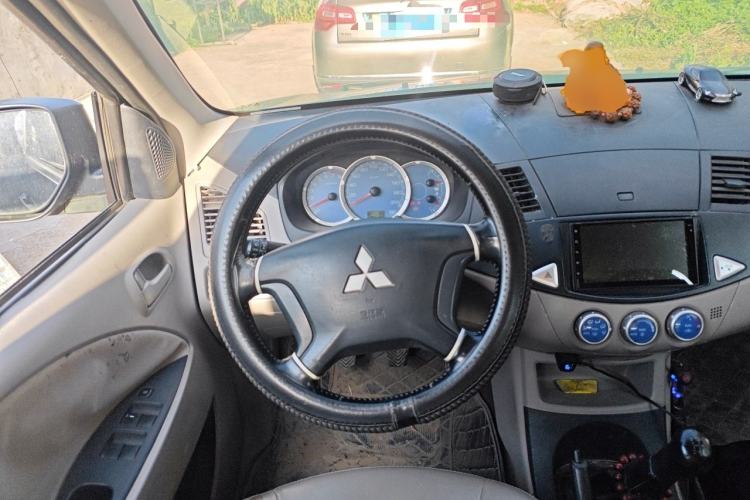 Used Mitsubishi Zinger 2010 2.0L Manual Transmission Luxury Version Steering Wheel
