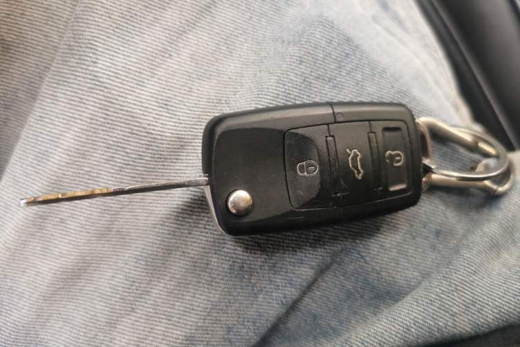 Used Mitsubishi Zinger 2010 2.0L Automatic Luxury Version Vehicle Key