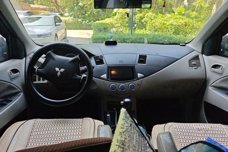 Used Mitsubishi Zinger 2010 2.0L Automatic-Transmission Flagship Version Center Console