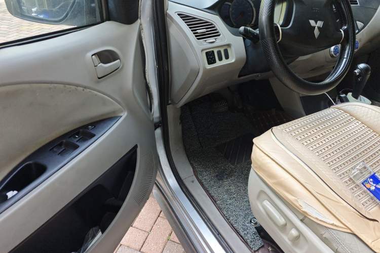 Used Mitsubishi Zinger 2010 2.0L Automatic-Transmission Flagship Version Driver Seat
