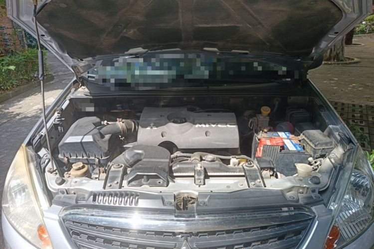 Used Mitsubishi Zinger 2010 2.0L Manual Classic Engine Bay