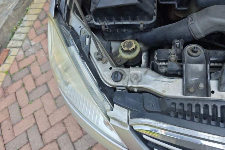 Used Mitsubishi Zinger 2010 2.0L Automatic-Transmission Flagship Version Engine Bay Right