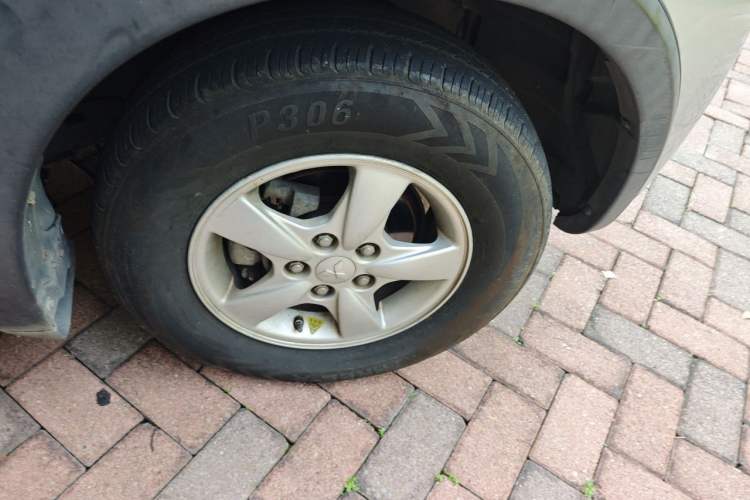 Used Mitsubishi Zinger 2010 2.0L Automatic-Transmission Flagship Version Right Front Wheel Hub