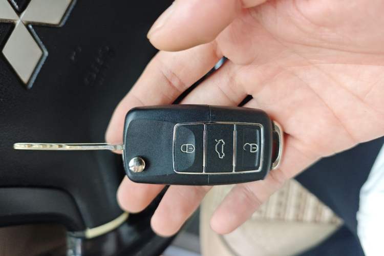 Used Mitsubishi Zinger 2010 2.0L Automatic-Transmission Flagship Version Vehicle Key
