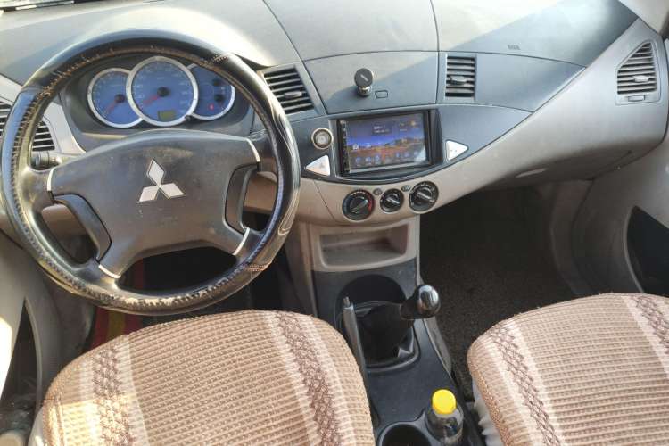 Used Mitsubishi Zinger 2011 2.0L Manual Classic Trim Center Console